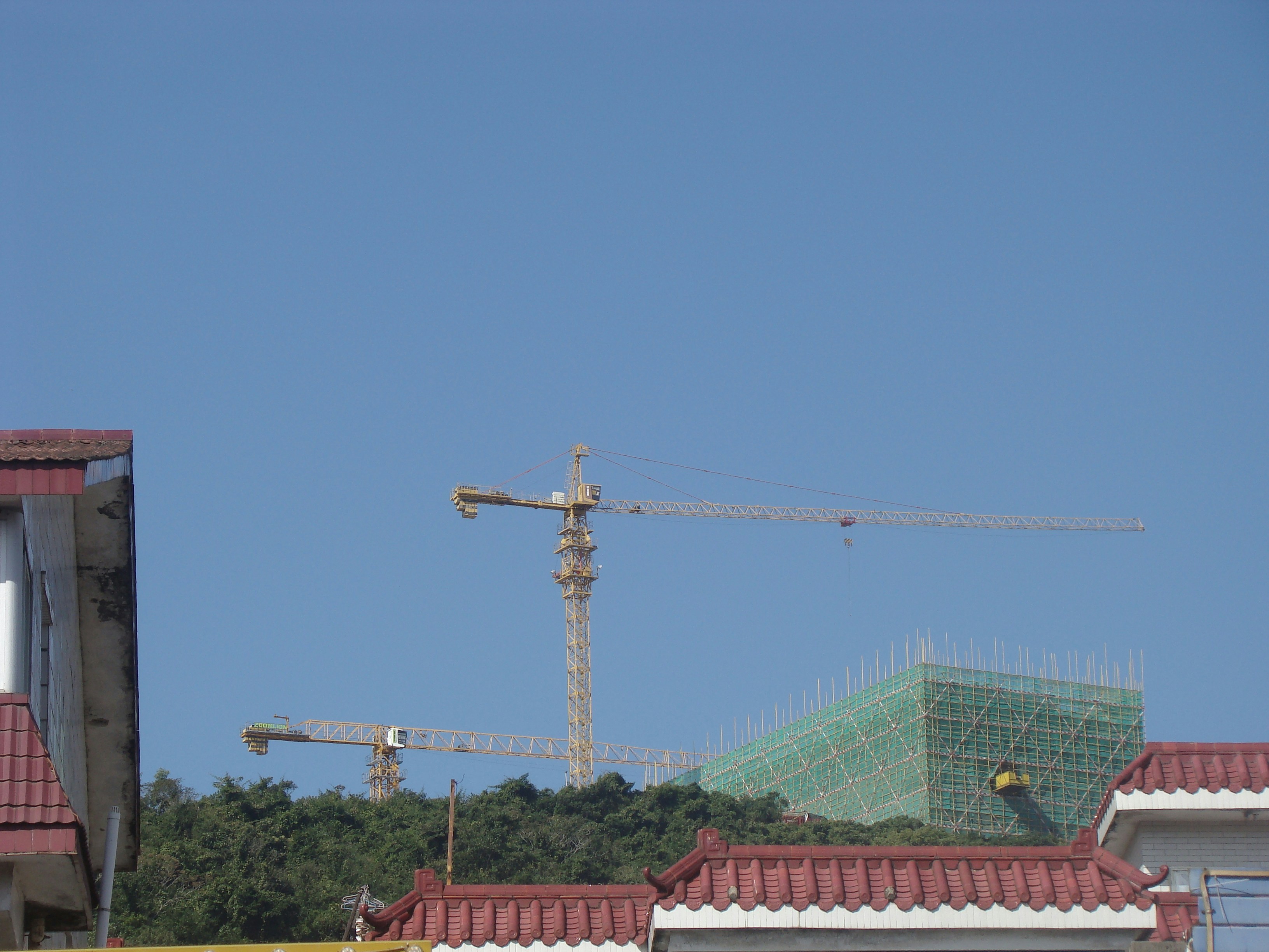 建設現場で休憩中に談笑する作業員の様子