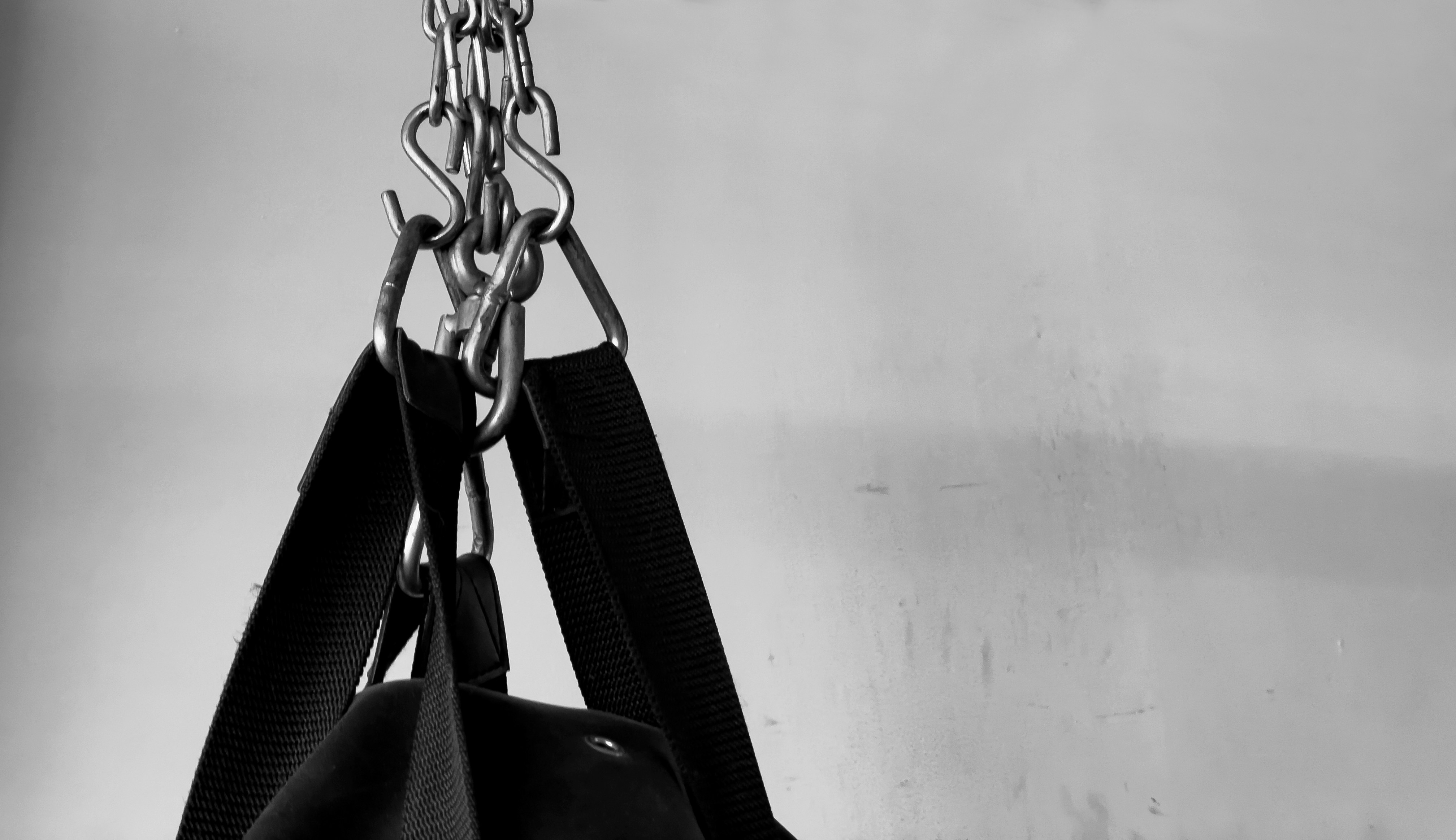 荷揚げ作業員が、建築現場の資材置き場でヘルメットを被り、周囲の状況を確認している様子