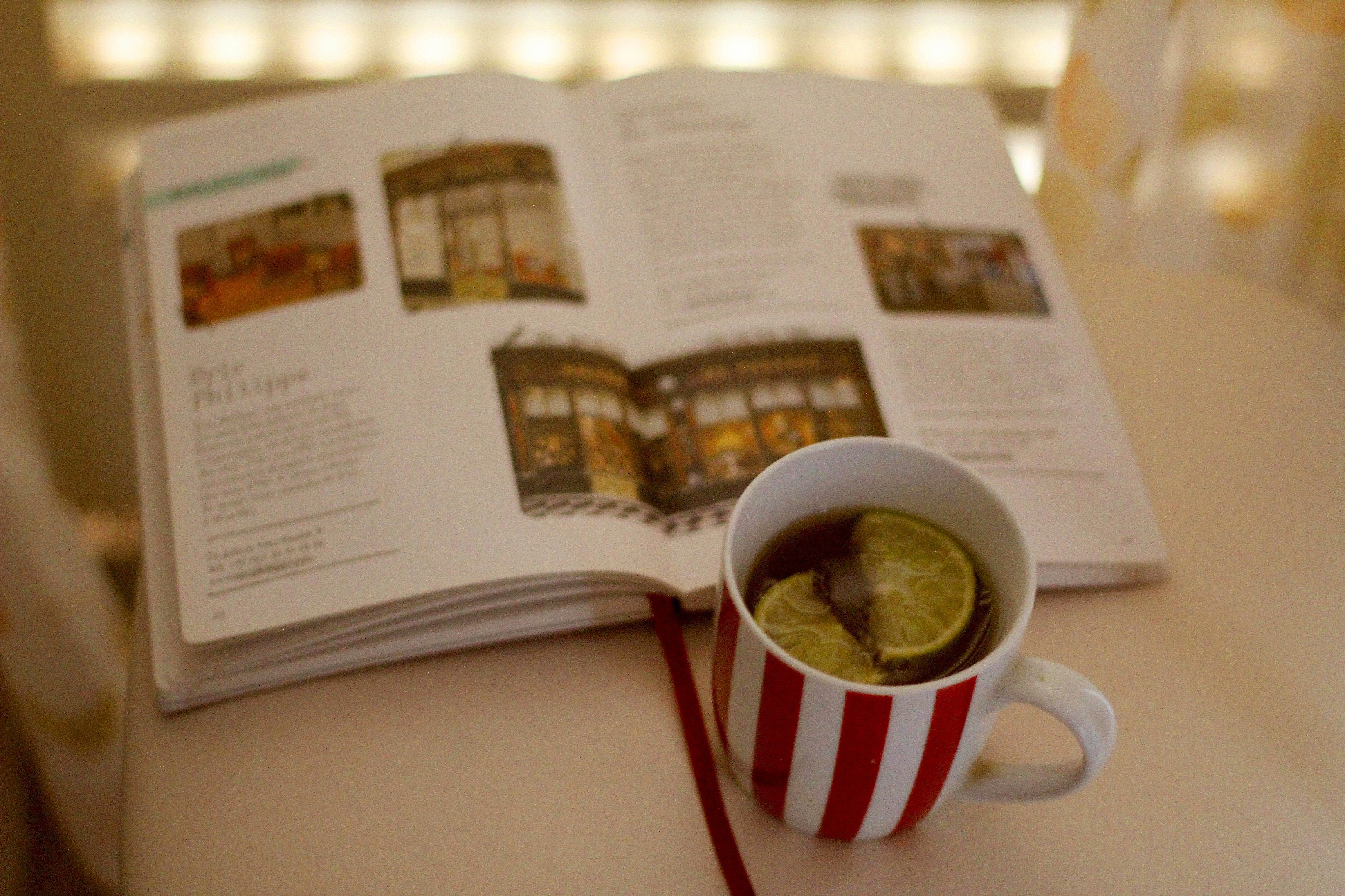 作業員が膝を曲げ、背筋を伸ばして荷物を持ち上げている様子を正面から捉えた写真