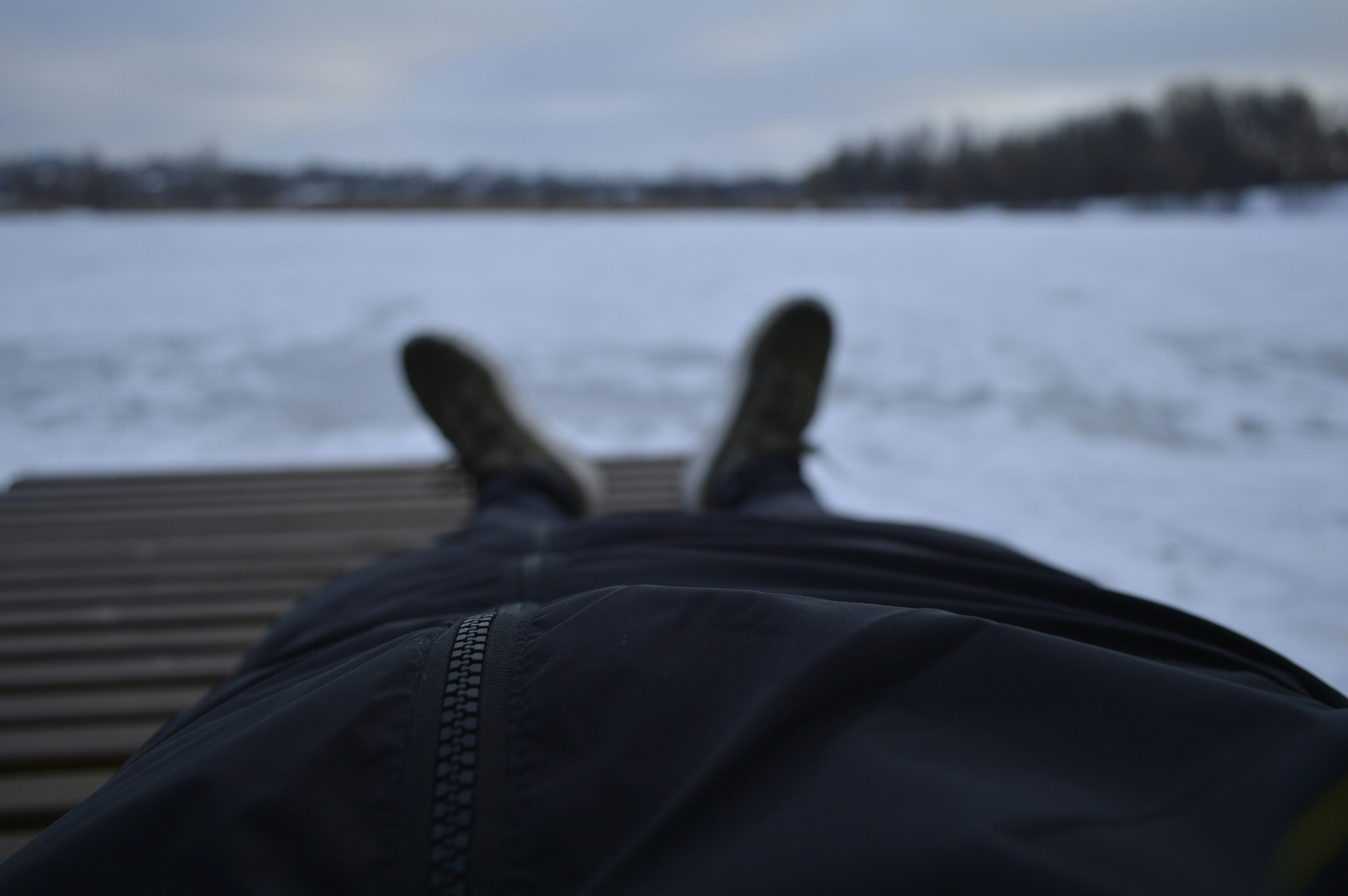 建設現場で、資格証をヘルメットにつけた作業員が、クレーンを操作している様子