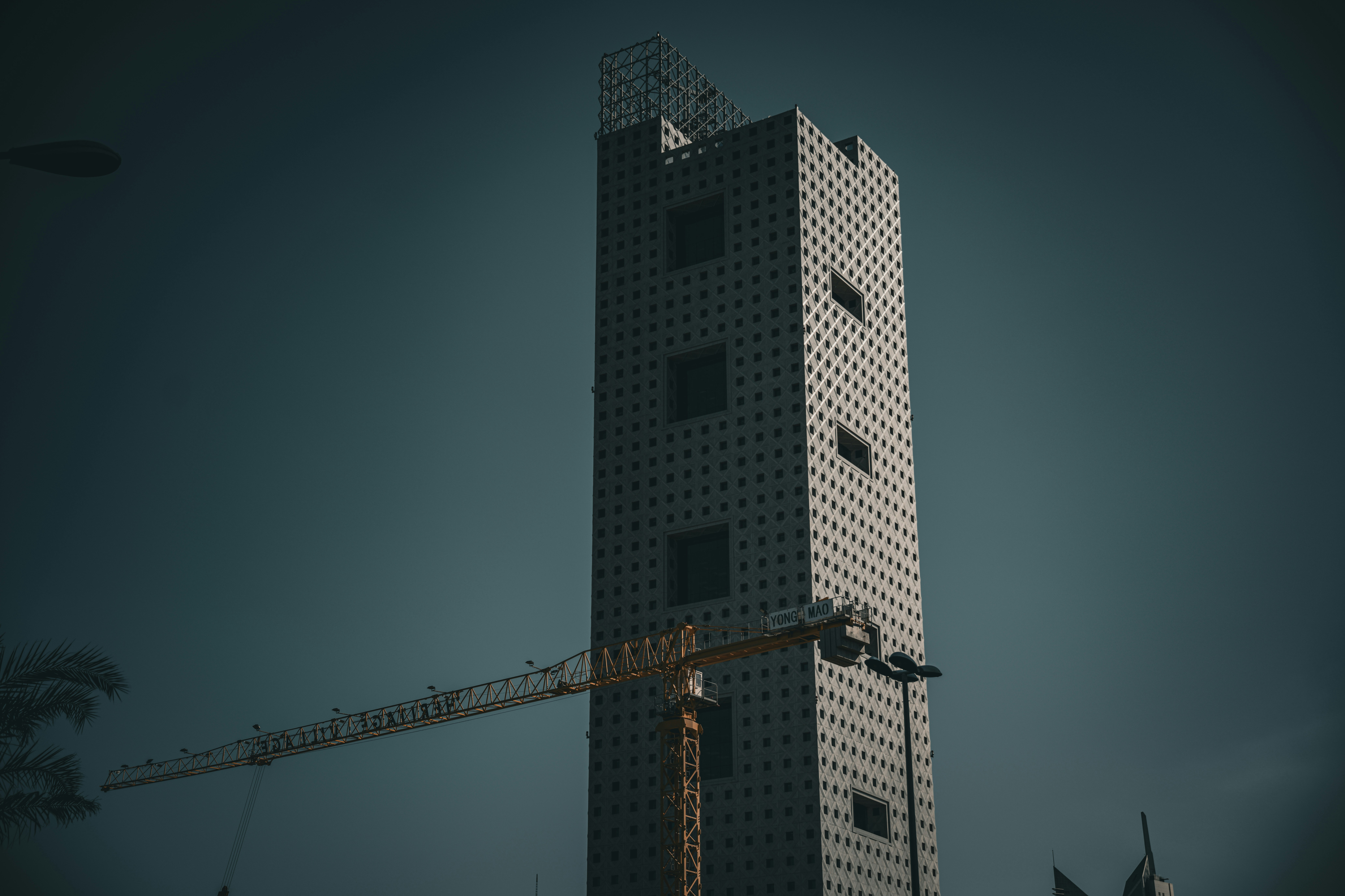 複数人で協力して資材を運んでいる様子