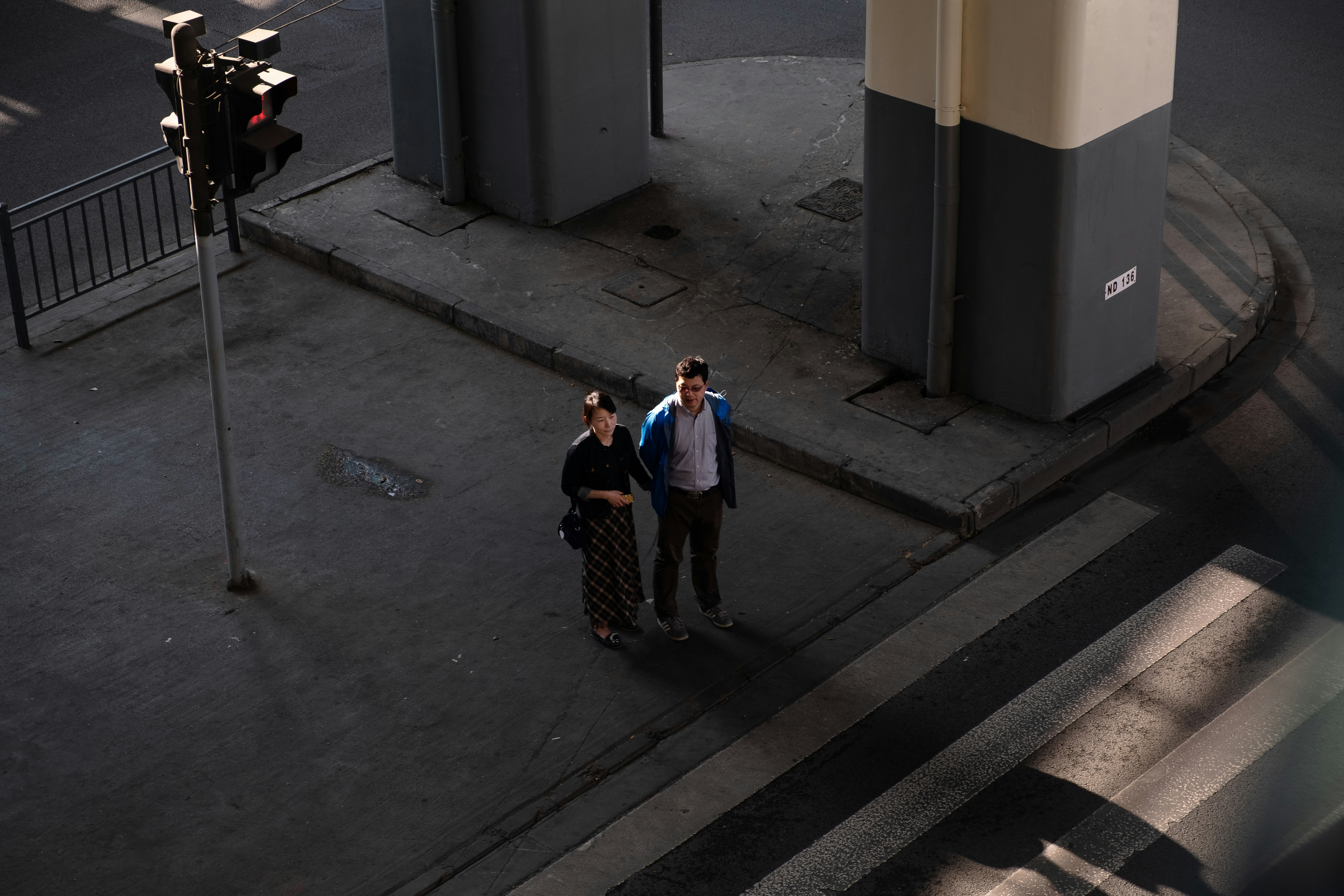 作業現場で安全確認をするスタッフと作業員の様子