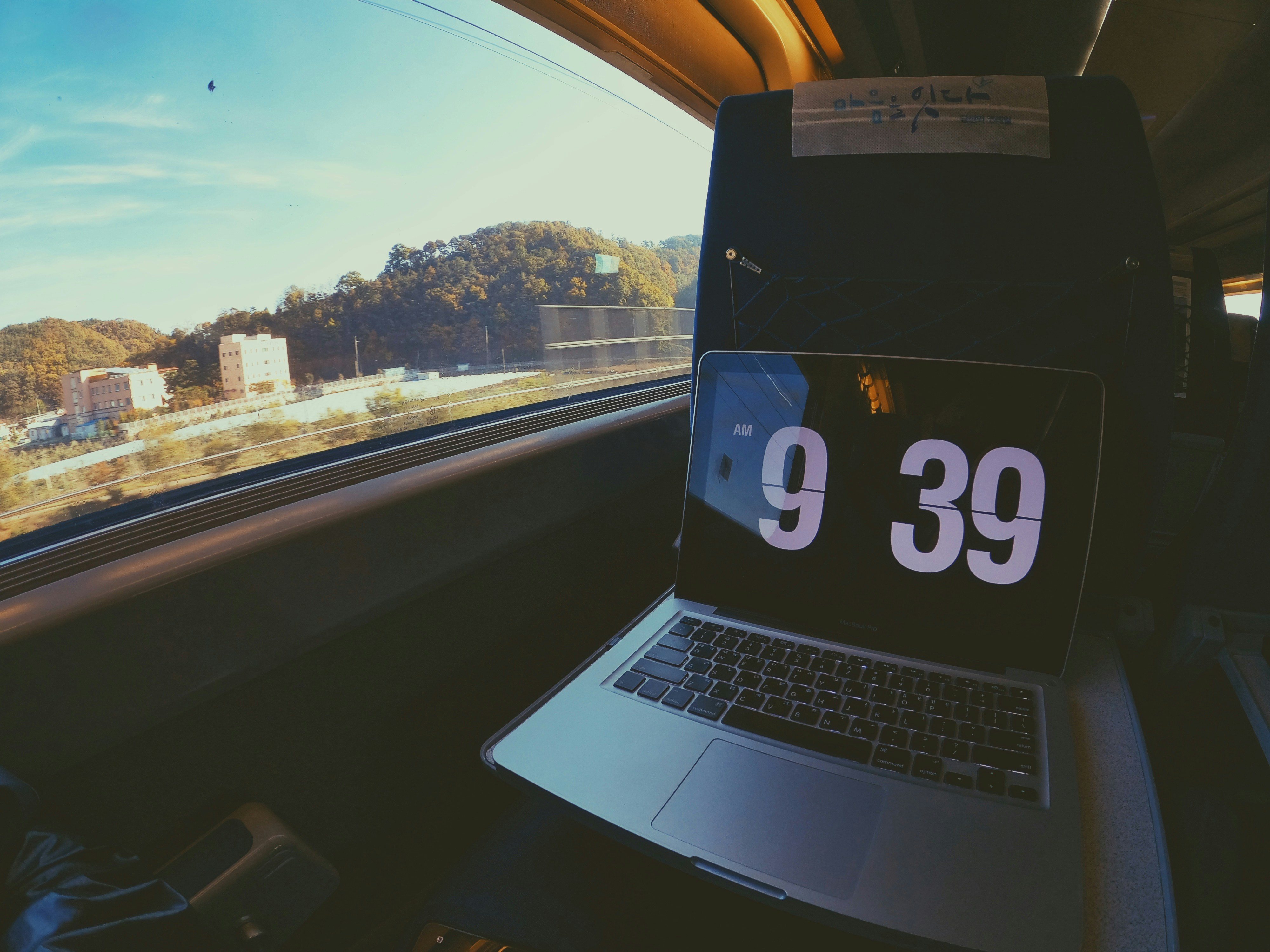 ヘルメットを被った作業員が、イヤホンで音楽を聴きながら笑顔で作業している様子