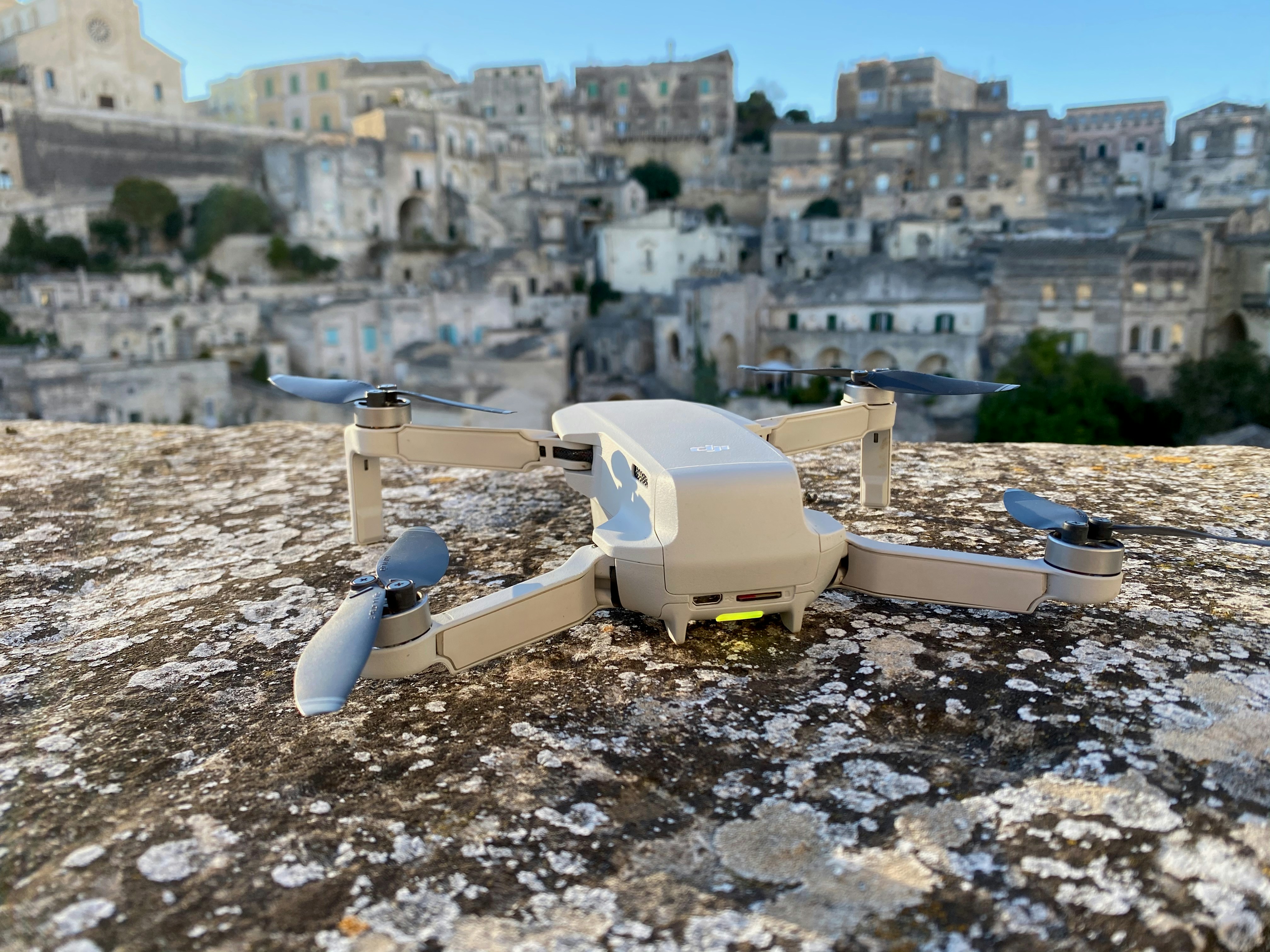 VRゴーグルを装着し、建設現場の3Dモデルを確認する作業員の様子