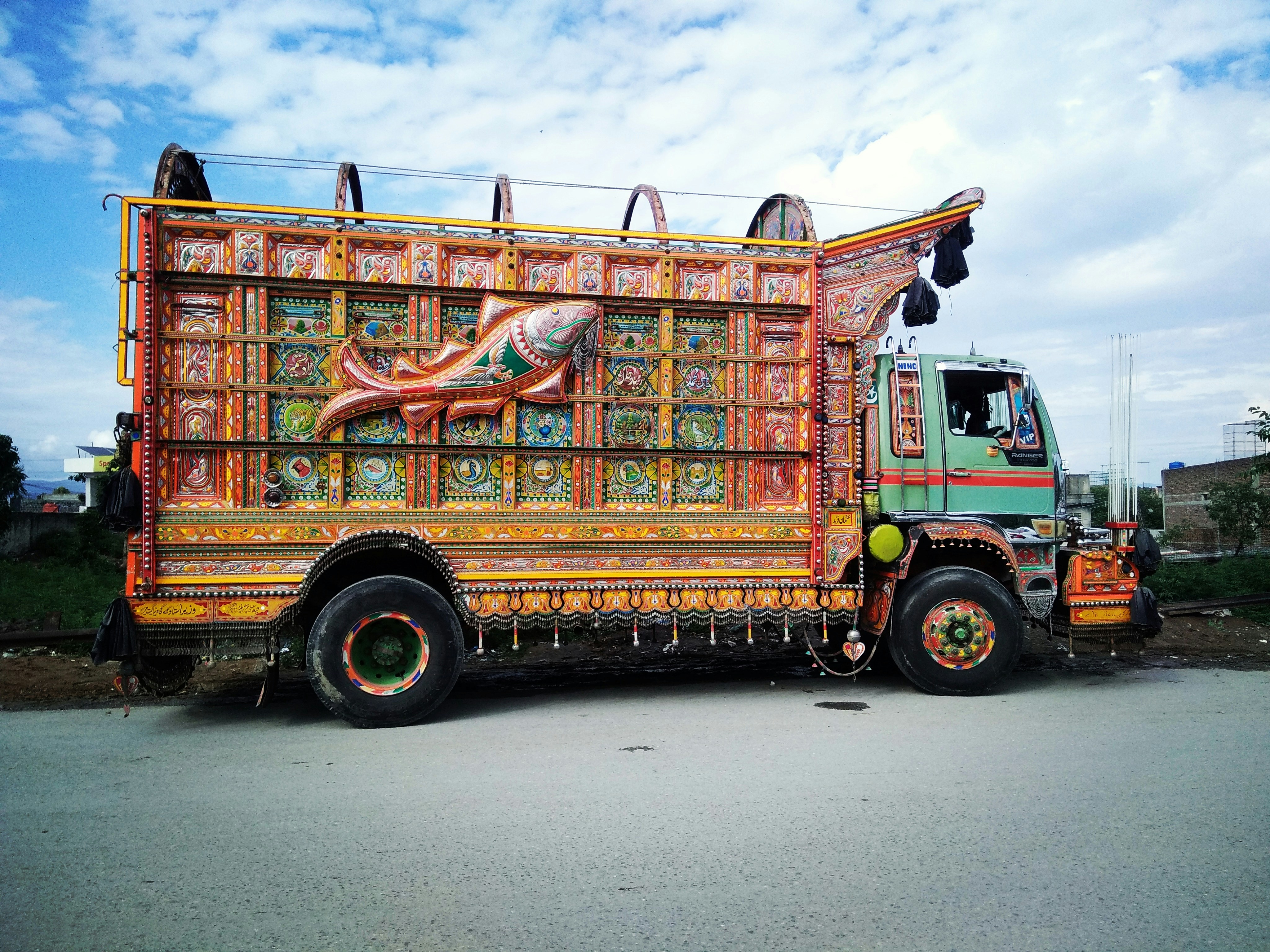 建築現場で作業員が台車を使って石膏ボードを運んでいる様子