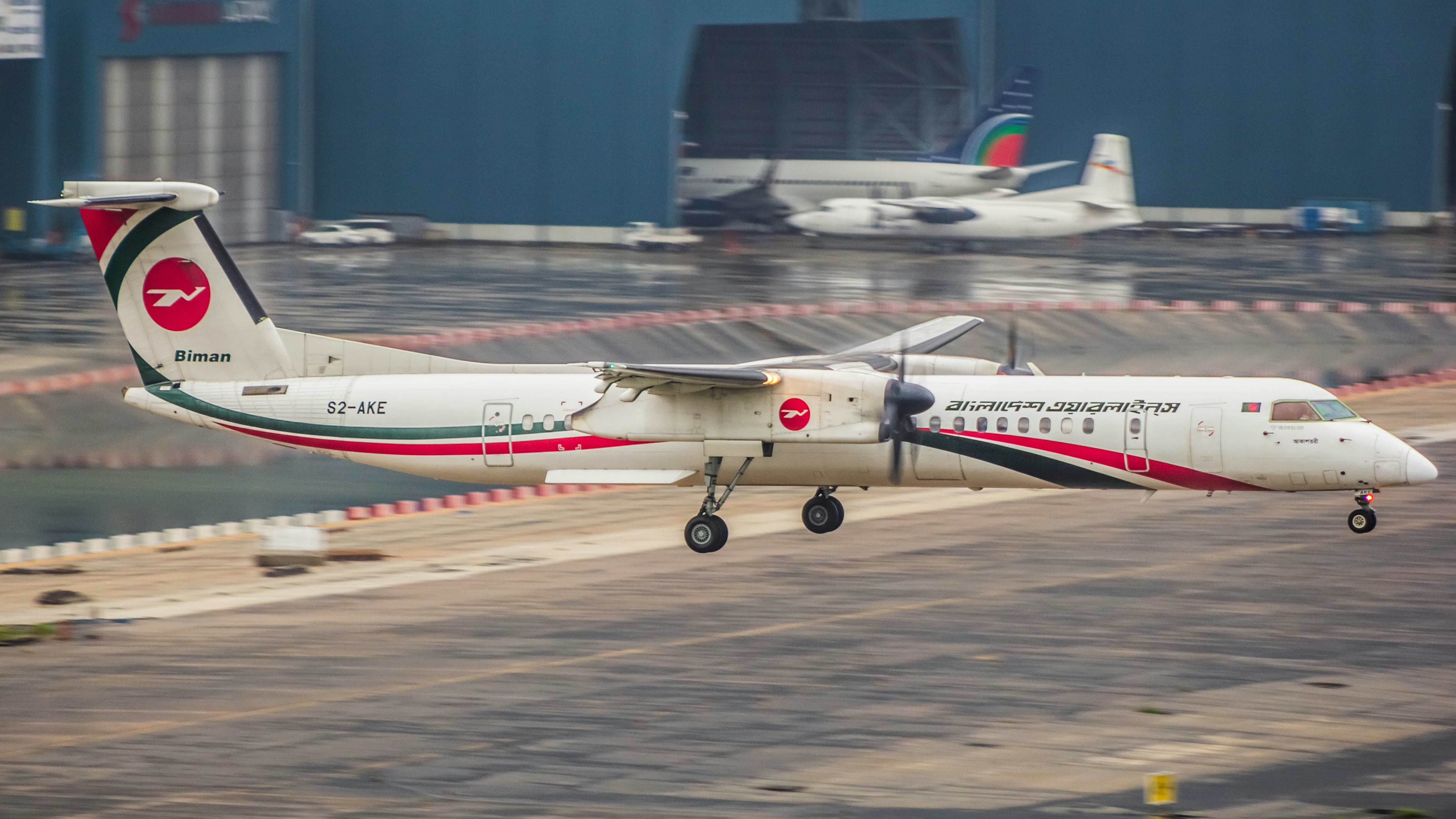 建設現場で、様々な道具を使いこなして荷揚げ作業を行う作業員の写真