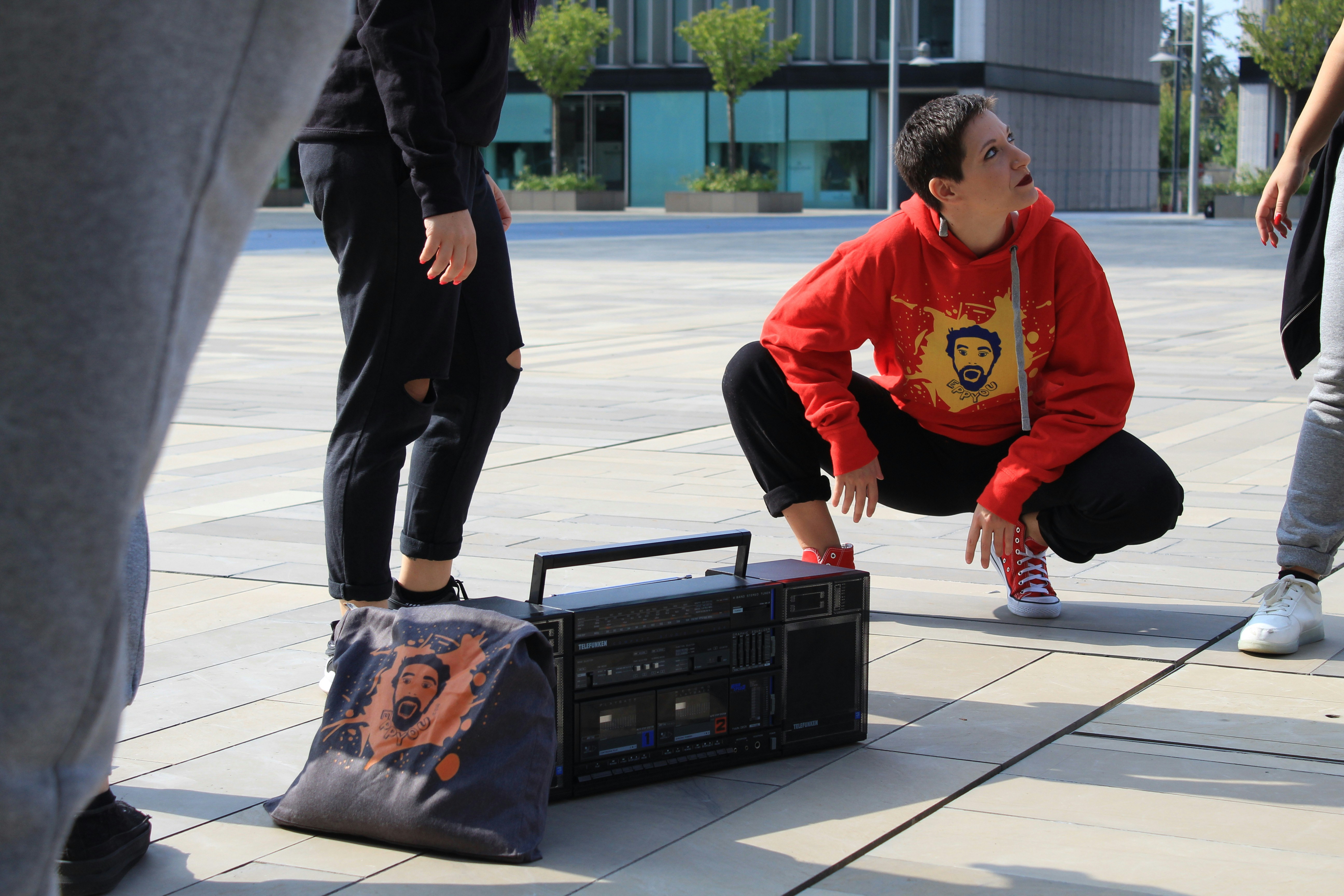 ヘルメット、安全靴、タオル、飲み物などが写った、荷揚げバイトの必需品をまとめた写真