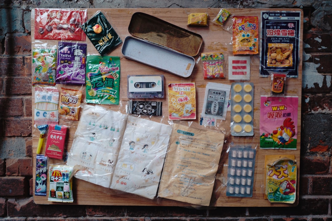 災害発生後、避難所で配給の列に並ぶ人々の様子