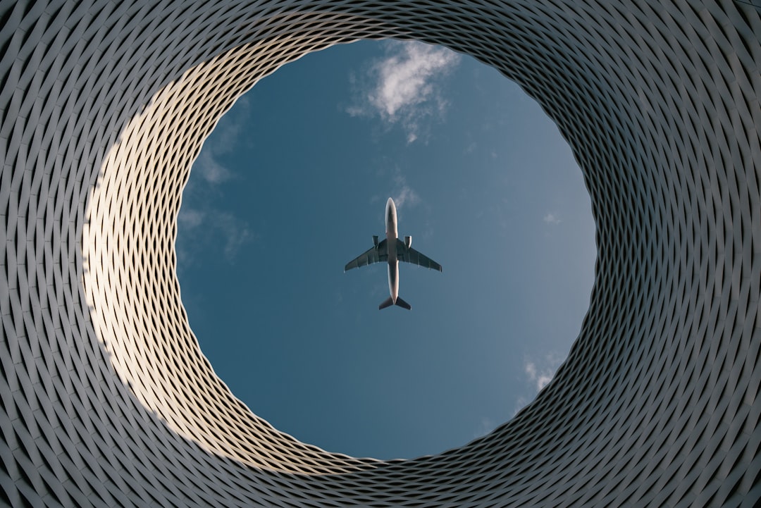 OKRのフレームワークを図解したシンプルなインフォグラフィック