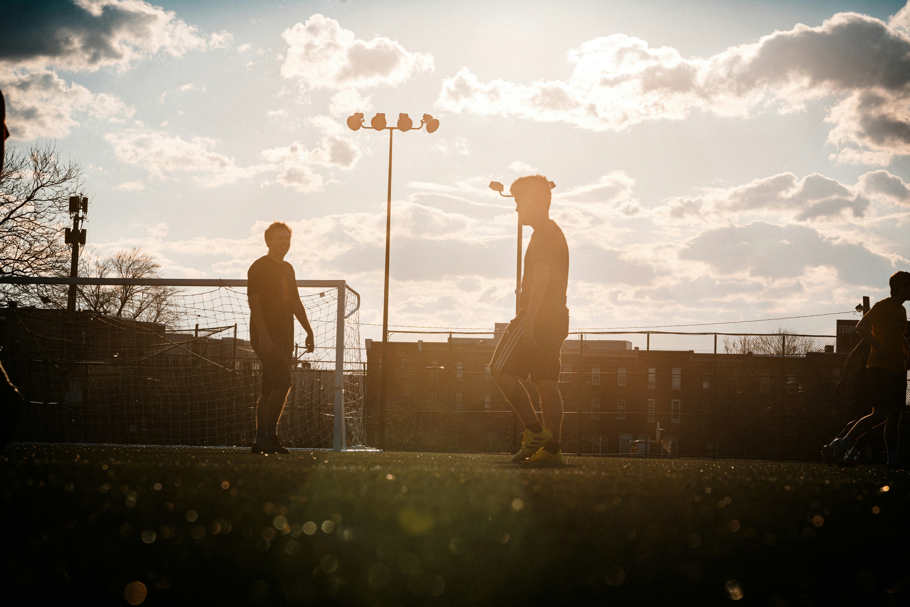 メンターとコーチがそれぞれ相談者と話している様子を対比的に描いたイラスト