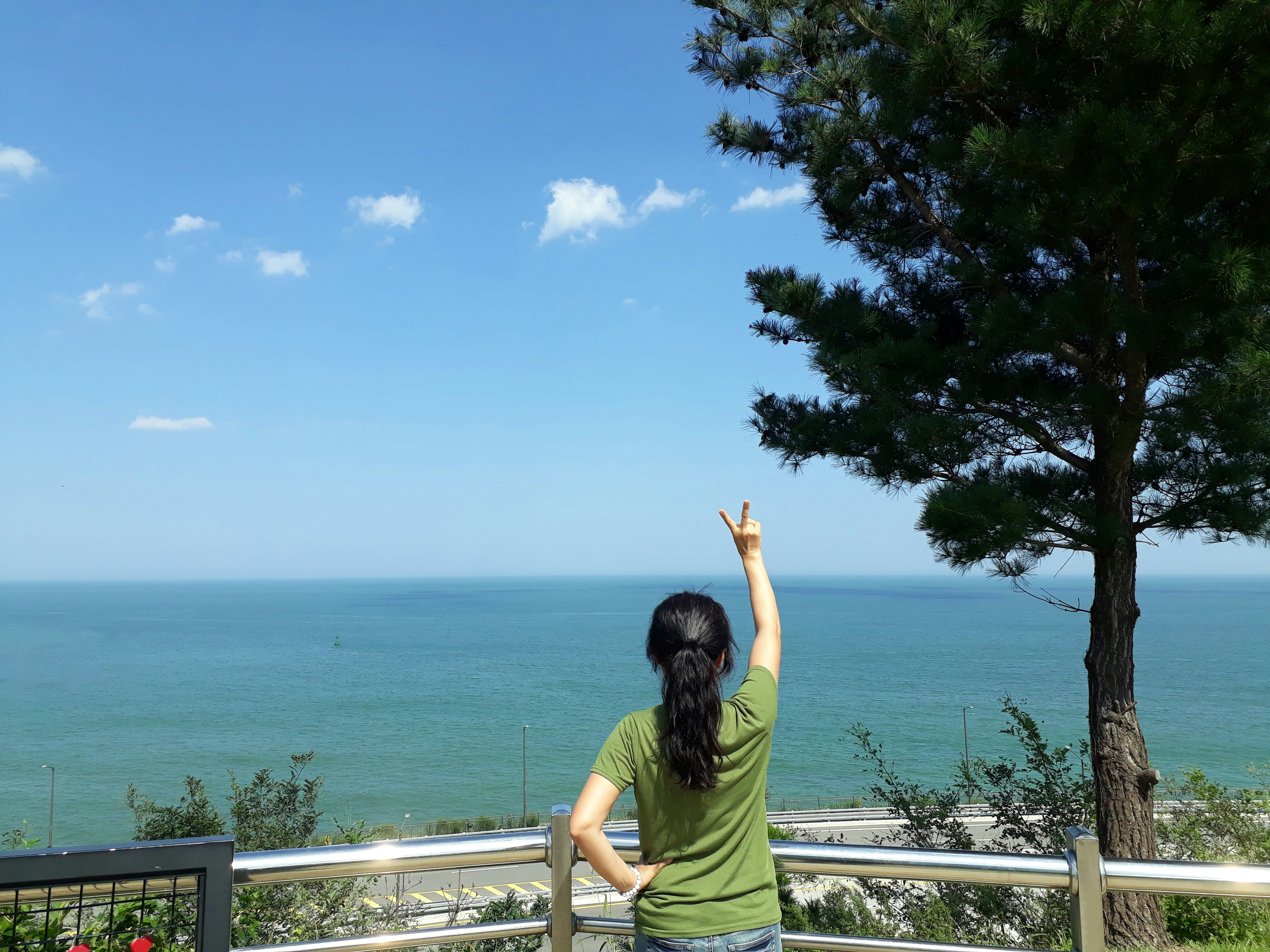 引っ越し作業中の荷揚げ屋さんの写真