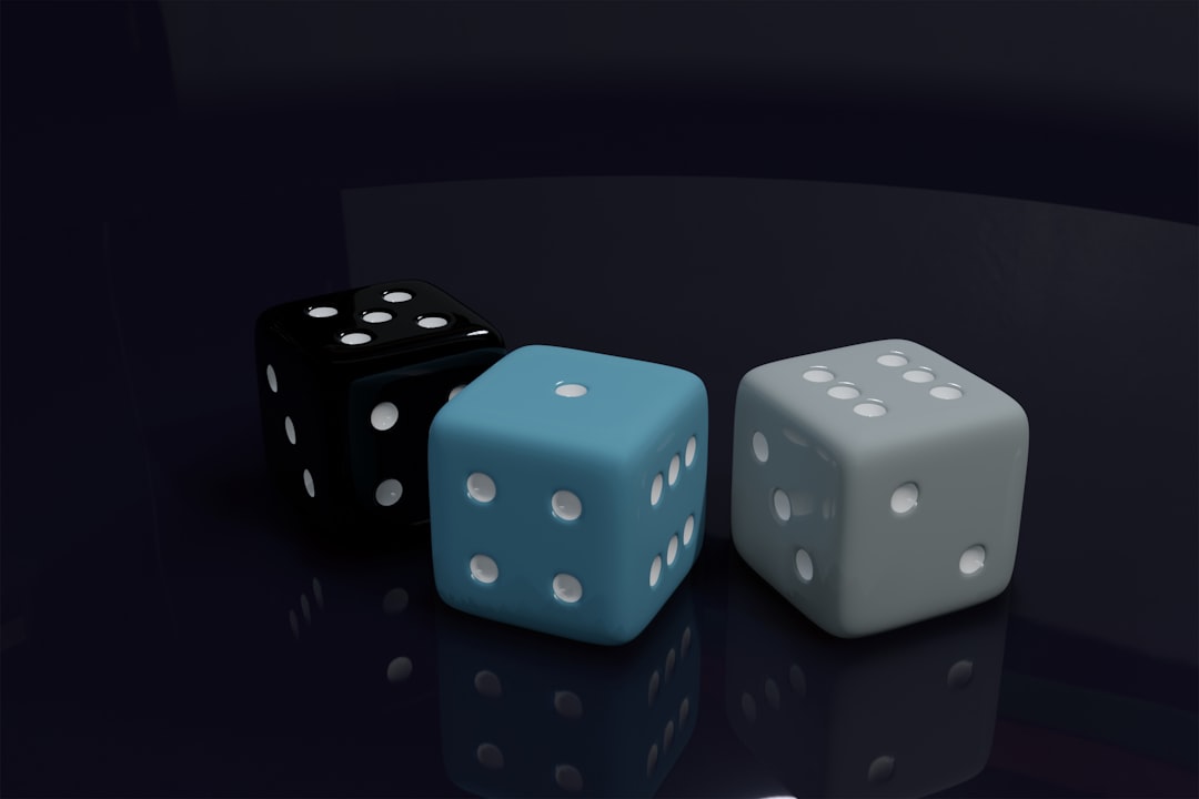 作業員がKYミーティングで図面を囲み、危険箇所を確認し合っている様子