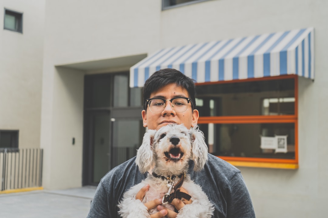 LGBTQ+のレインボーフラッグが飾られたオフィスエントランス