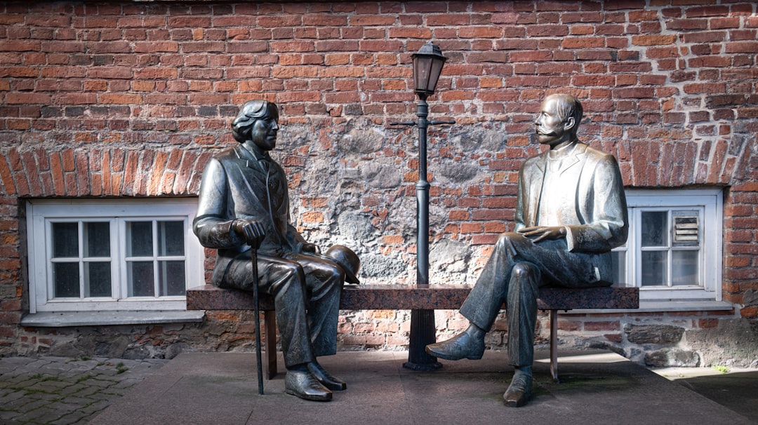 荷揚げ作業員が休憩時間に談笑している様子