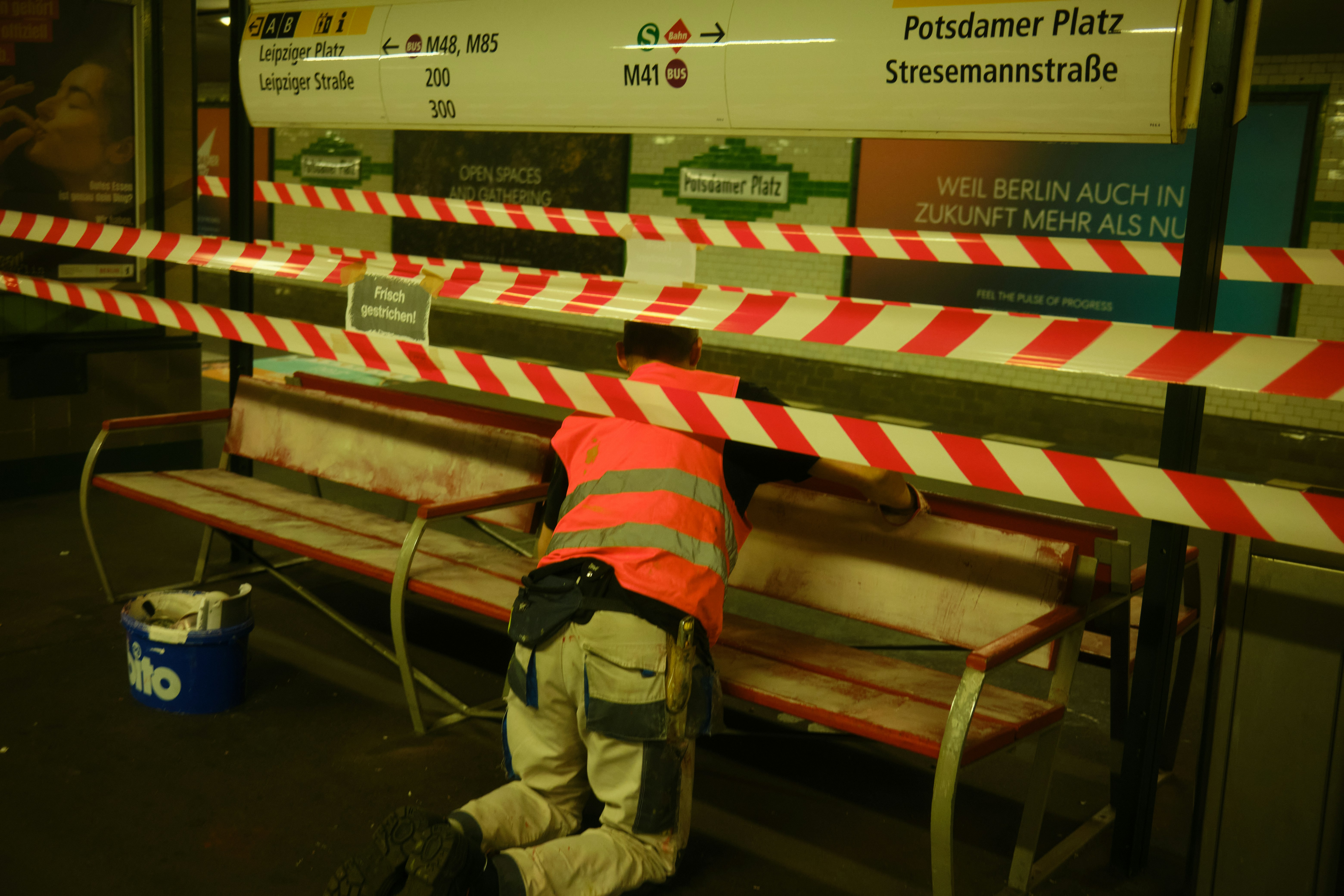 AIが搭載されたタブレット端末を操作し、運搬経路の指示を確認する作業員のイメージ