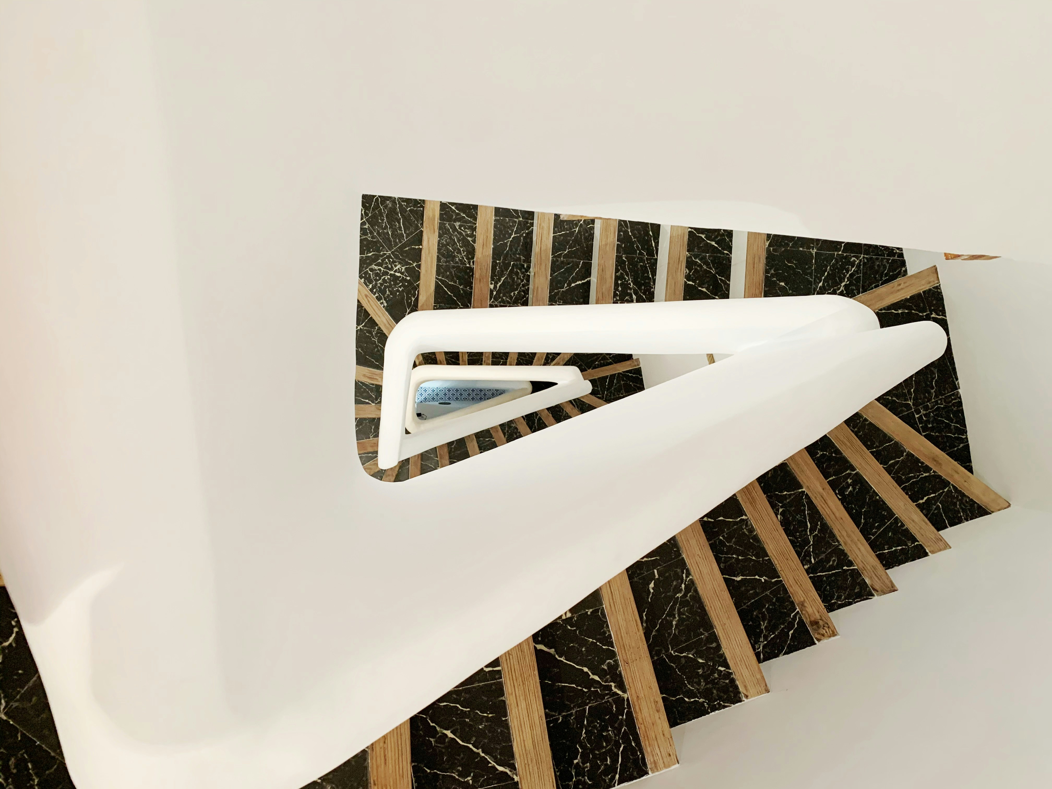 弁護士事務所の相談室で、弁護士と依頼者が書類を見ながら話している様子