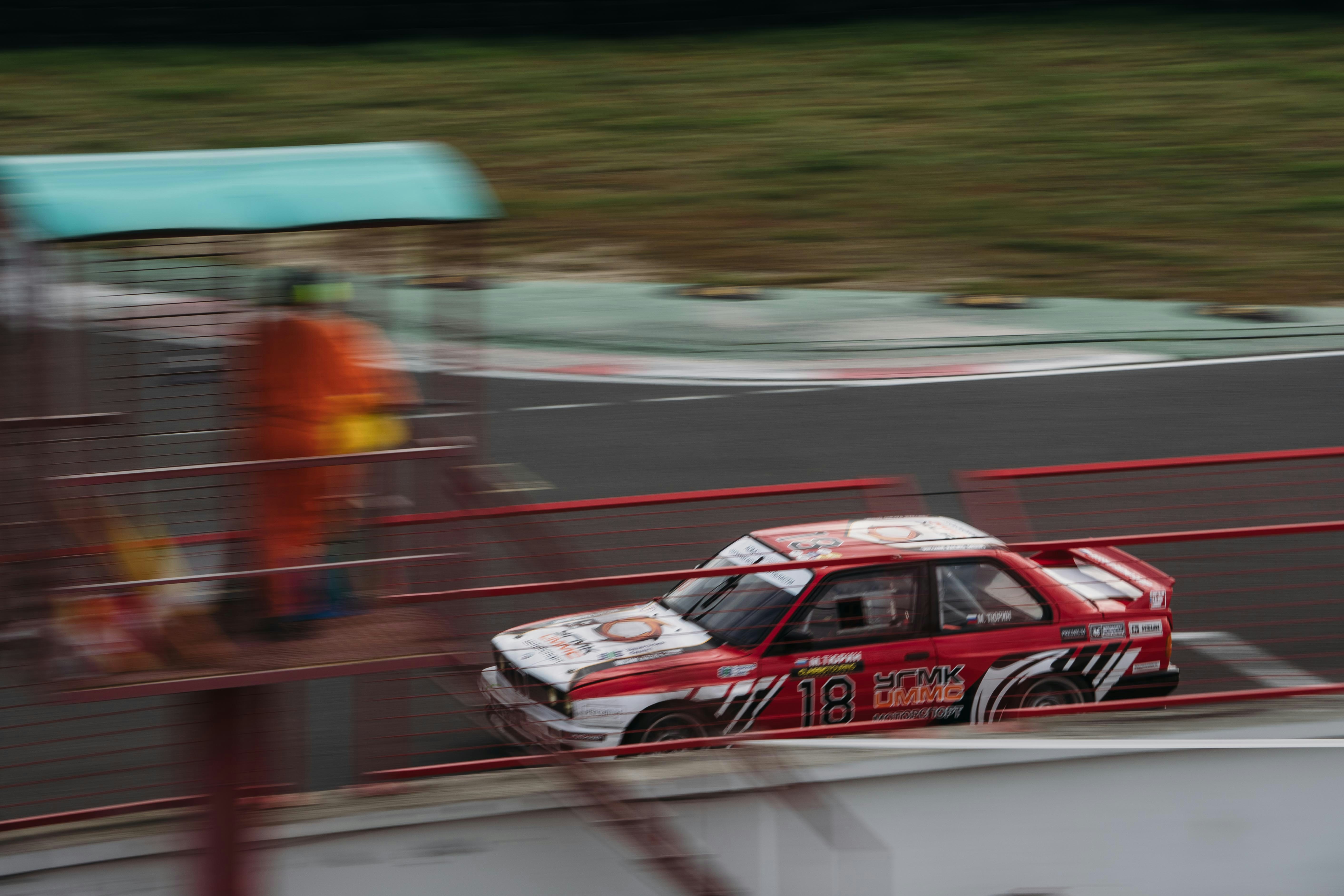 目標達成シートのようなものを書いている手元のアップ