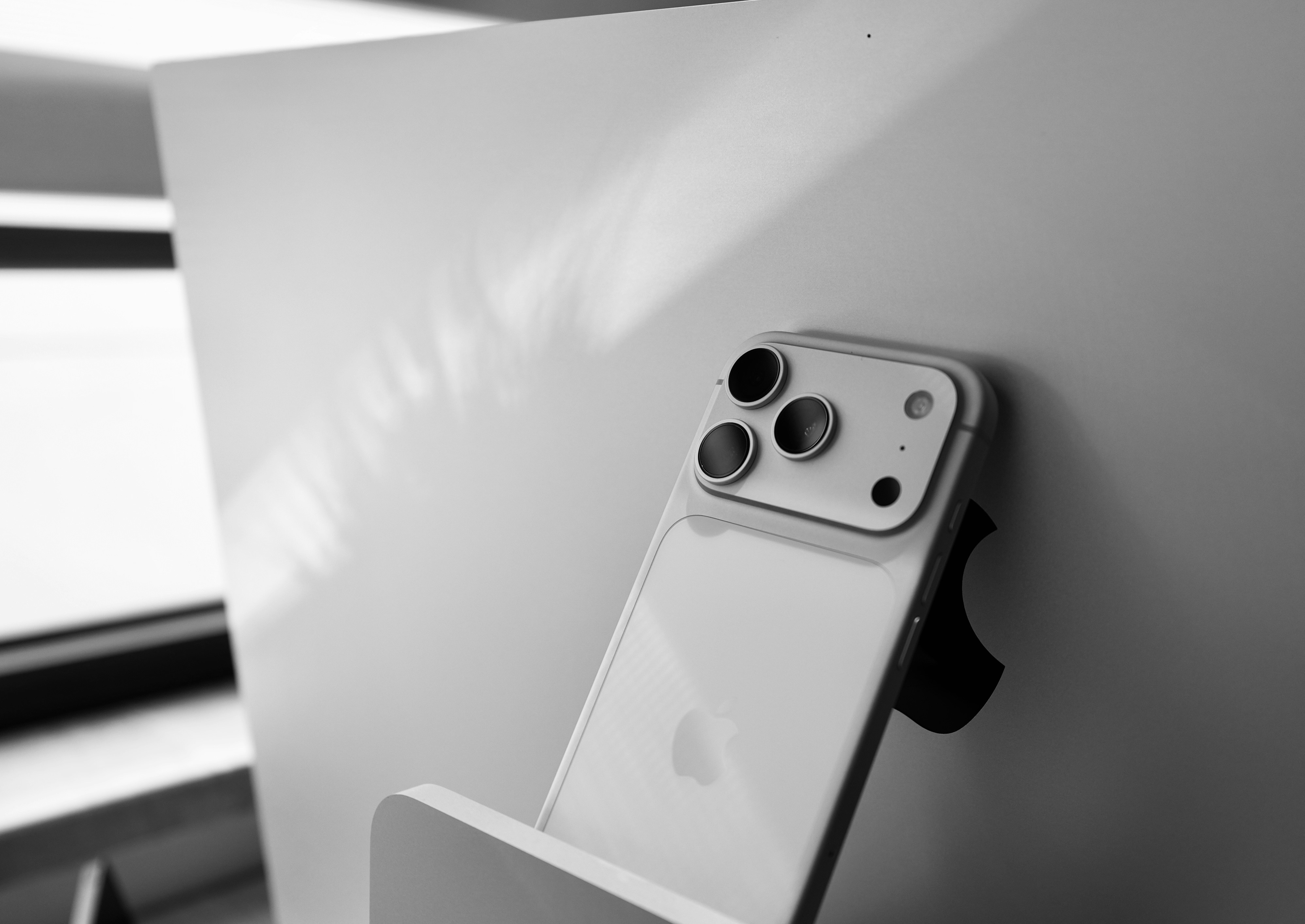 世界地図を背景に、多言語が飛び交う国際会議の様子