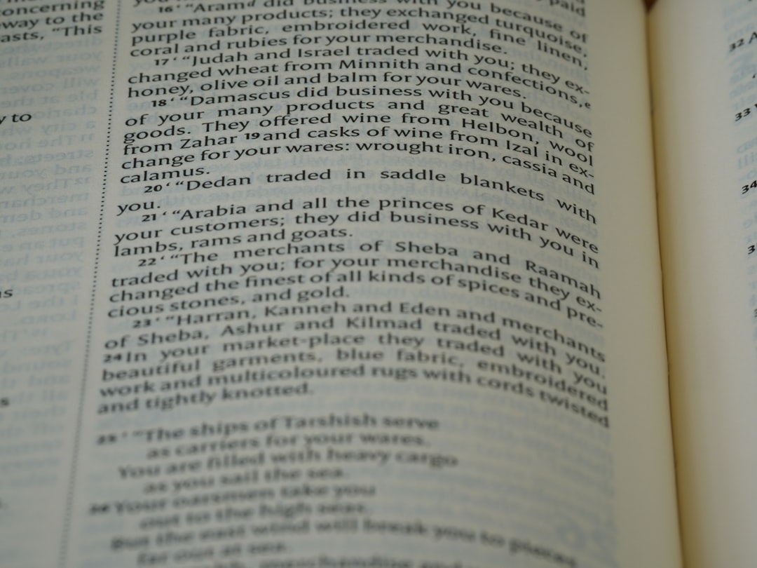 様々な資格の教材や参考書が並んだ書斎