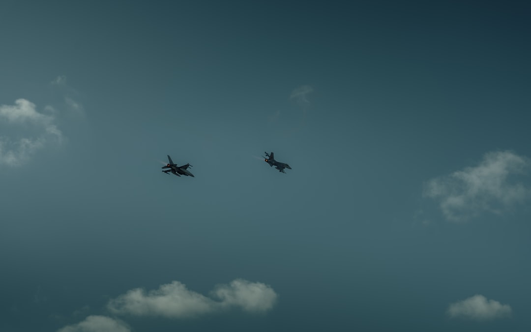 LGBTQ+のレインボーフラッグをモチーフにした、オフィスビルや工場のイラスト