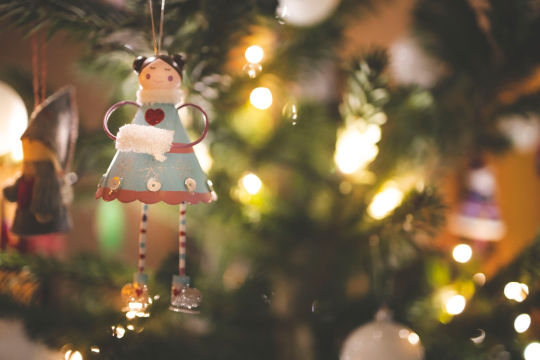 色とりどりの塗料やスプレー、マスキングテープ、デザインナイフなどが並べられた作業スペース