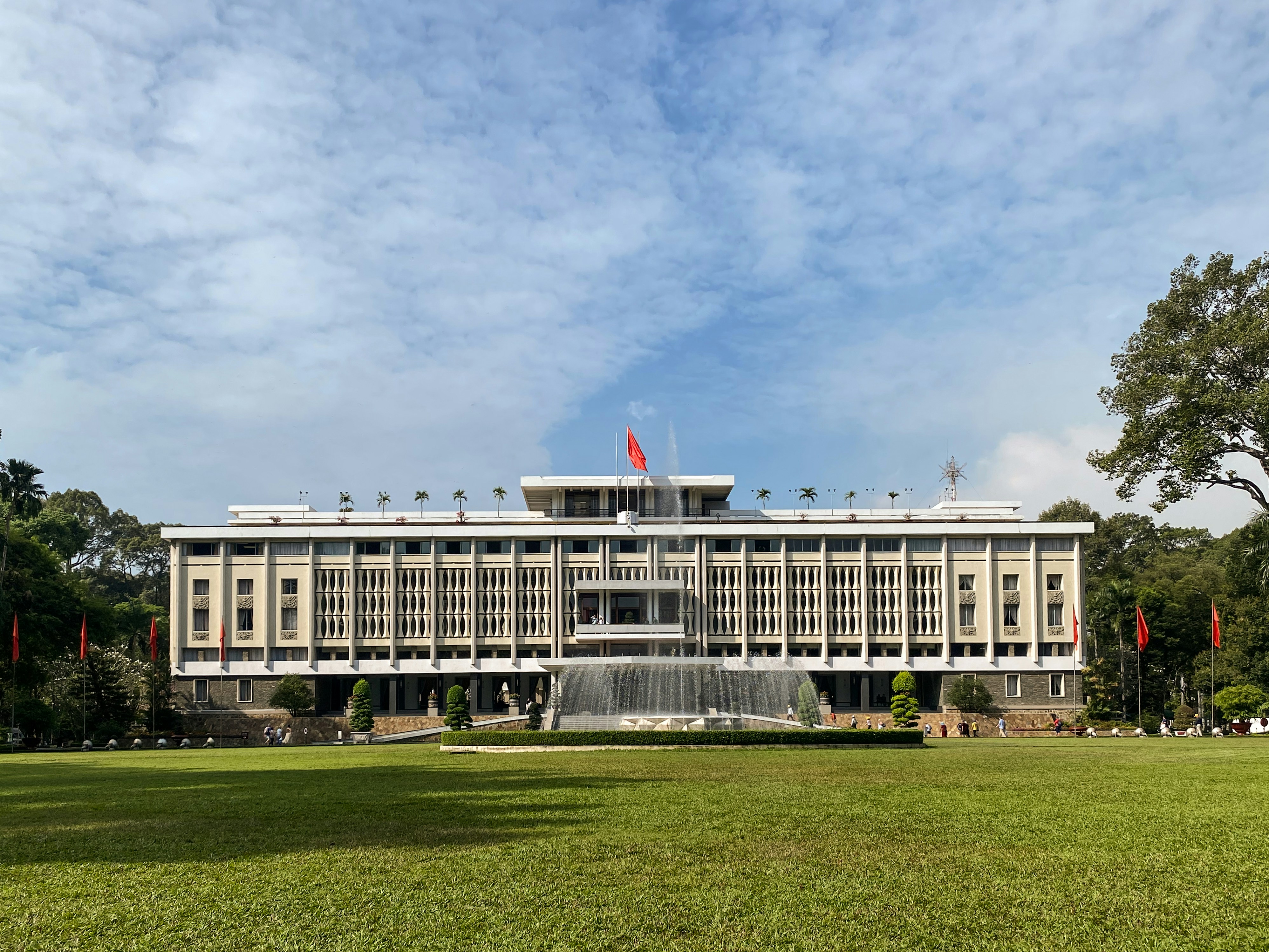 休憩時間に仲間と談笑しながら昼食をとる作業員の様子