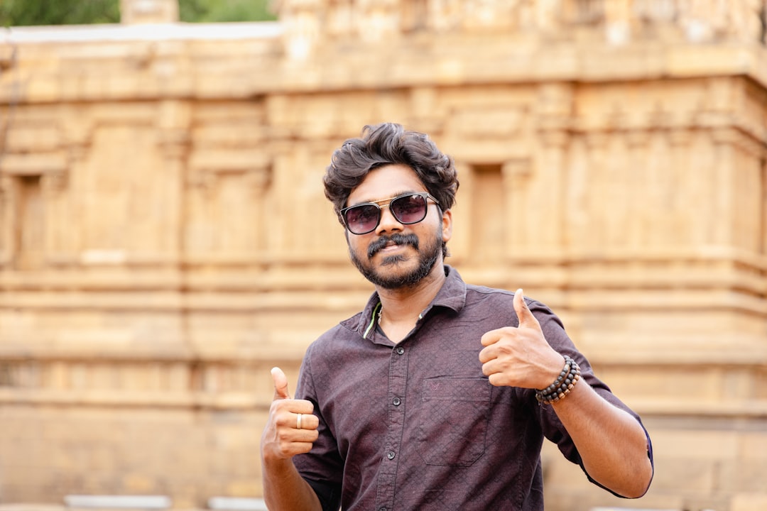 荷揚げ作業員が、安全帯を装着し、ヘルメットを被って、荷物を丁寧に運んでいる様子