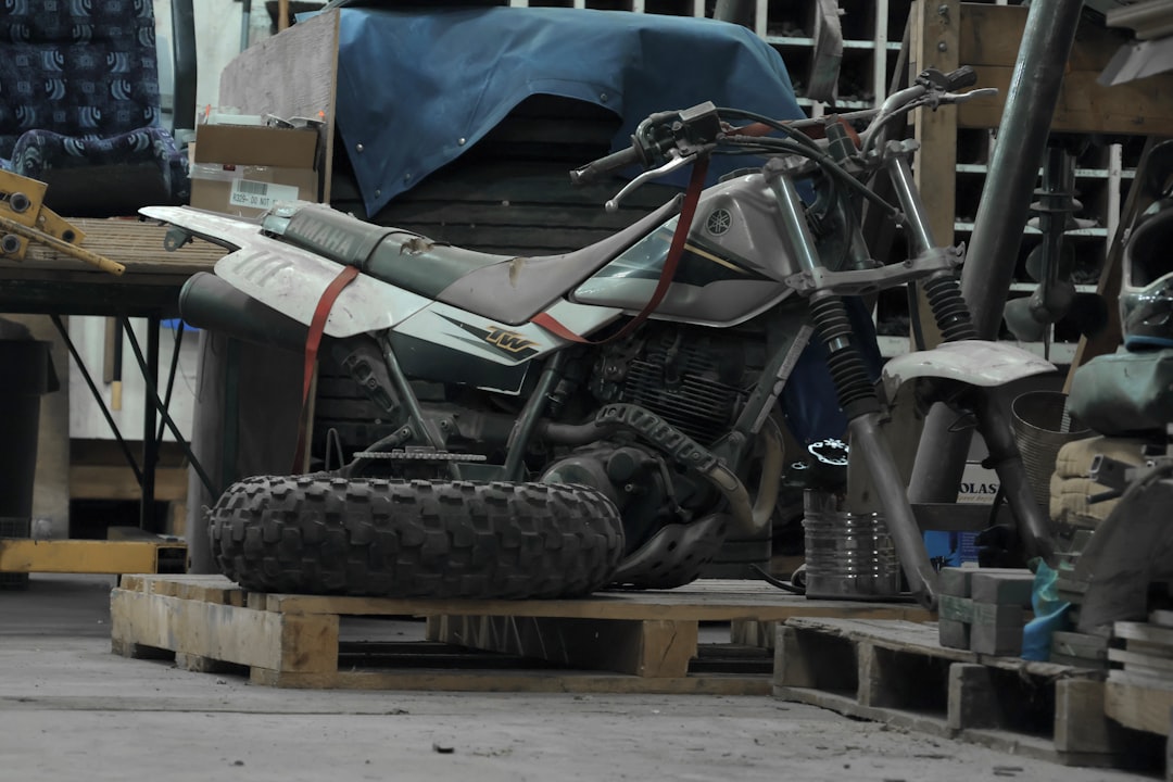 荷揚げ作業現場で、作業員が足場の安全点検を行っている様子