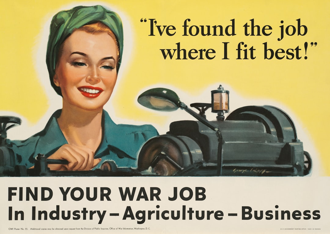 複数の作業員が、図面を囲んで作業内容について話し合っている様子