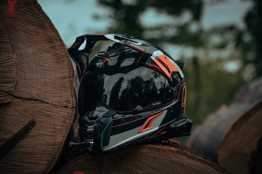 マスキングテープを使い、ヘルメットに幾何学的な模様を施している様子